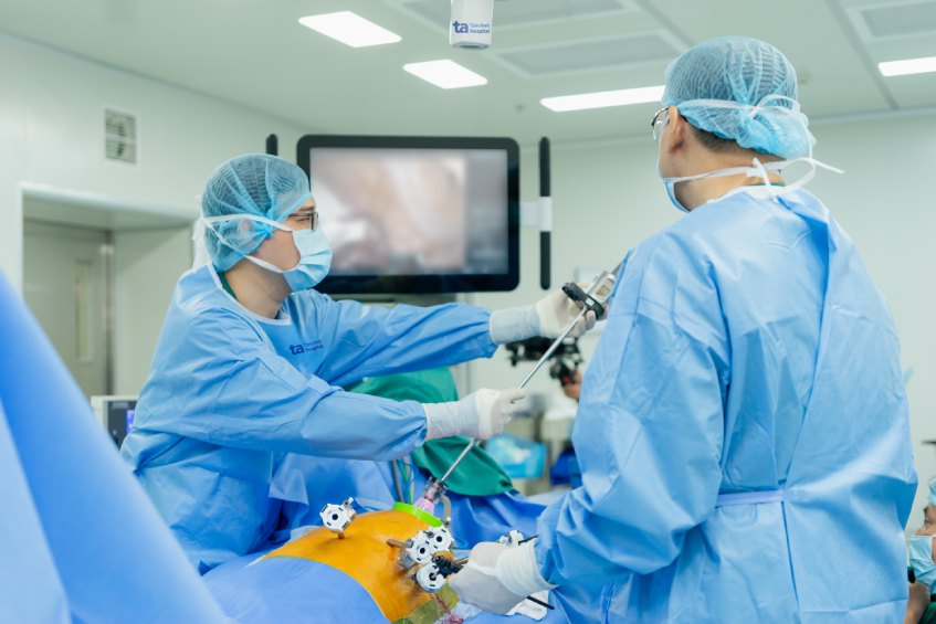 dùng robot hỗ trợ cắt dạ dày