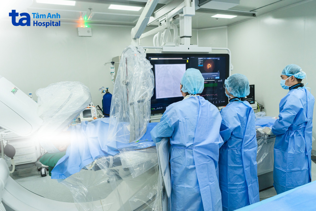 ê kíp bác sĩ đang sử dụng hệ thống chụp và can thiệp mạch DSA Philips Azurion Robotic Ceiling FlexArm treo trần hiện đại để đặt stent cho bệnh nhân