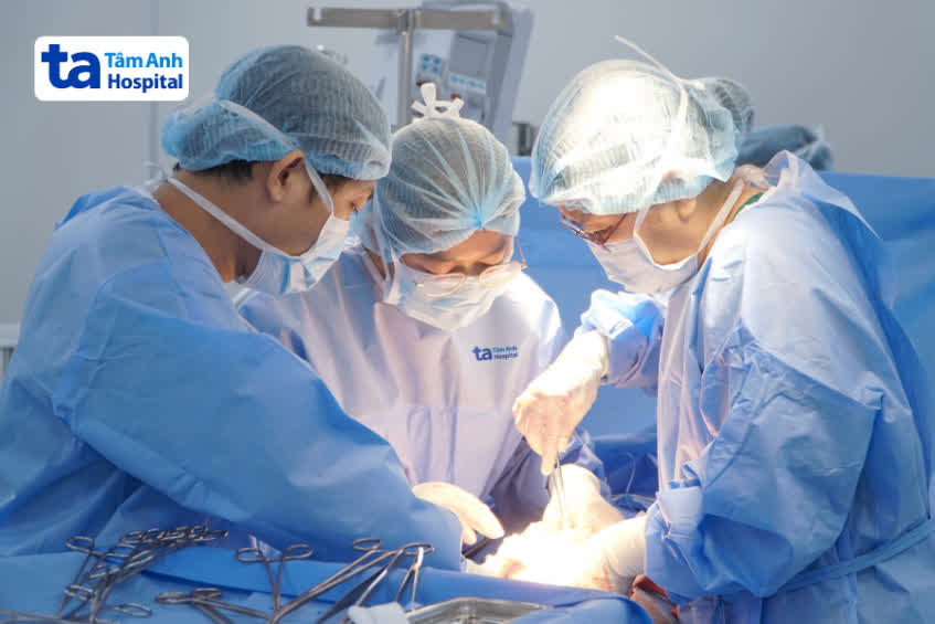 ê kíp phẫu thuật cho bệnh nhân