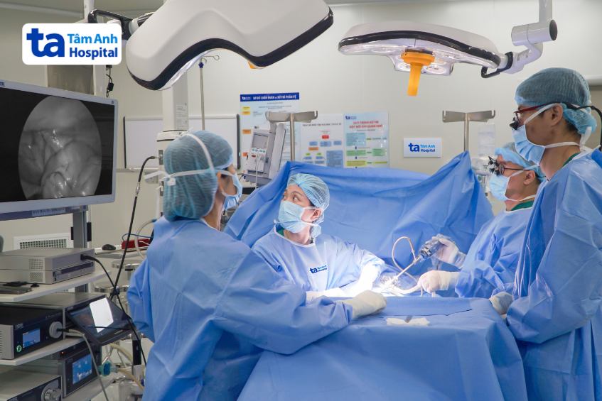 Êkíp bs ngoại nhi phẫu thuật cho bệnh nhi