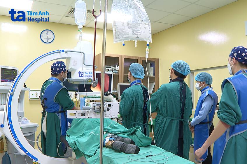 ekip thực hiện nội soi mật