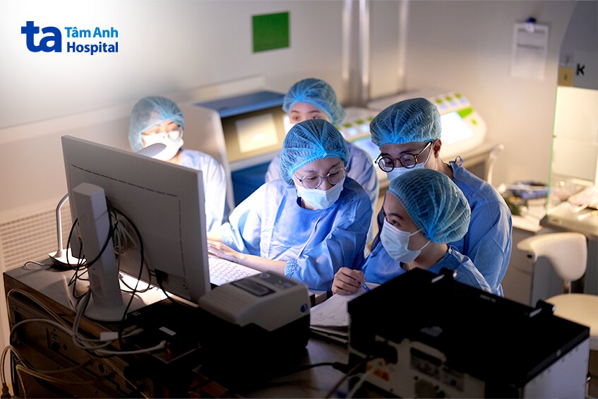 Giảng viên và học viên trao đổi trực tiếp trong quá trình thực hành tại phòng Lab IVF