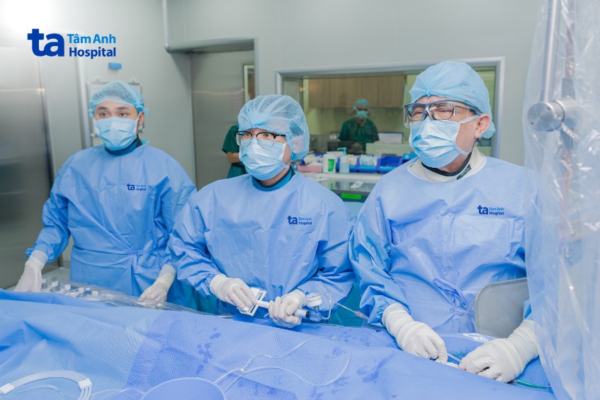 Giáo sư Nhân (bên phải) cùng êkíp can thiệp cho một bệnh nhân