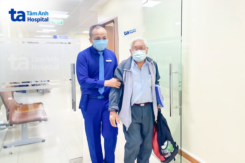 hình ảnh chụp với cụ ông