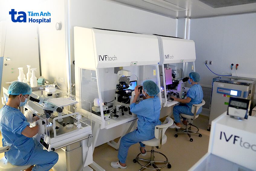 Học viên được hướng dẫn thực hành tại phòng Lab của Trung tâm Hỗ trợ sinh sản, BVĐK Tâm Anh Hà Nội