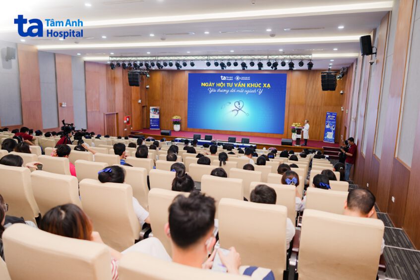 hội trường sự kiện tư vấn tật khúc xạ