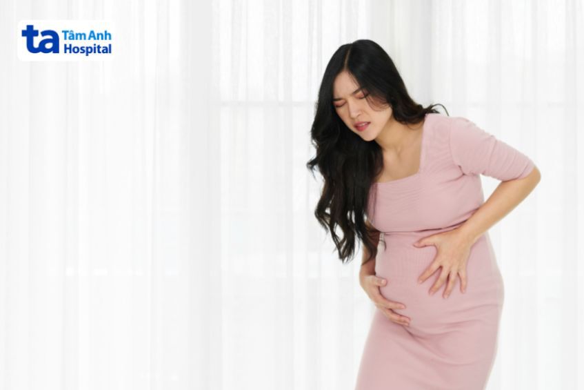 Khi bị nhiễm trùng nước ối, thai phụ sẽ thấy xuất hiện nước ối màu vàng kèm triệu chứng đau bụng, sốt, ớn lạnh,...