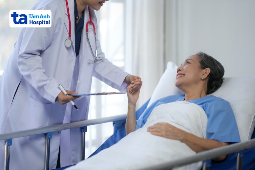 Kết hợp điều trị nội khoa/phẫu thuật với chăm sóc giảm nhẹ cho bệnh nhân suy tim nặng