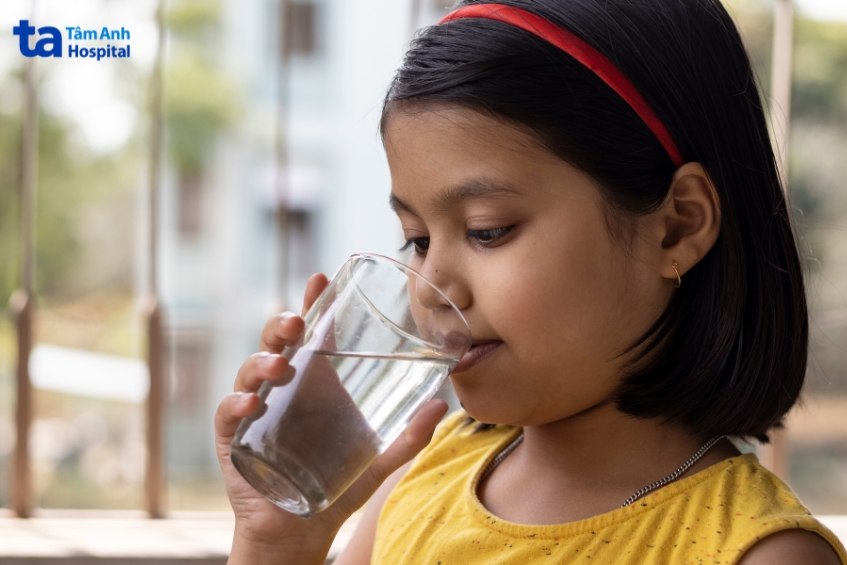 Khi có dấu hiệu dị ứng, nên súc miệng và uống nhiều nước