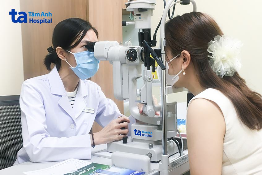 kiểm tra mắt cho chị d sau mổ cận