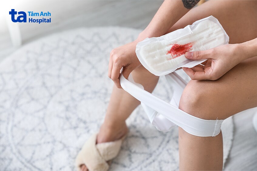 Máu báo thai thường có màu hồng nhạt hoặc nâu nhạt, lượng máu rất ít, khác biệt rõ so với máu kinh