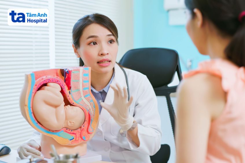 Mẹ bầu khám bác sĩ khi có dấu hiệu lạ