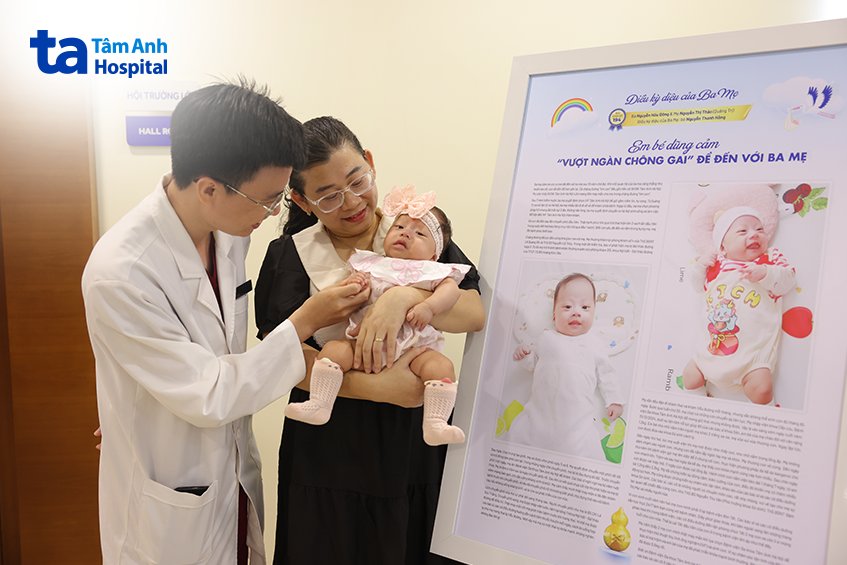 Mẹ con chị Thảo gặp lại bác sĩ Thắng trong sự kiện Ngày hội Bầu vàng do IVF Tâm Anh tổ chức