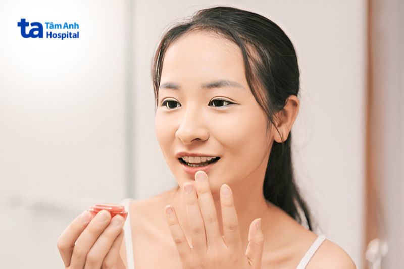 dưỡng ẩm môi để chăm sóc môi thâm