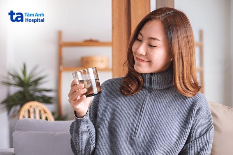 uống đủ nước giúp giữ ẩm cho môi