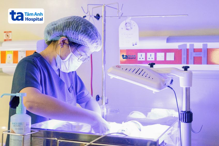 Một bệnh nhi được chiếu đèn điều trị vàng da sinh lý