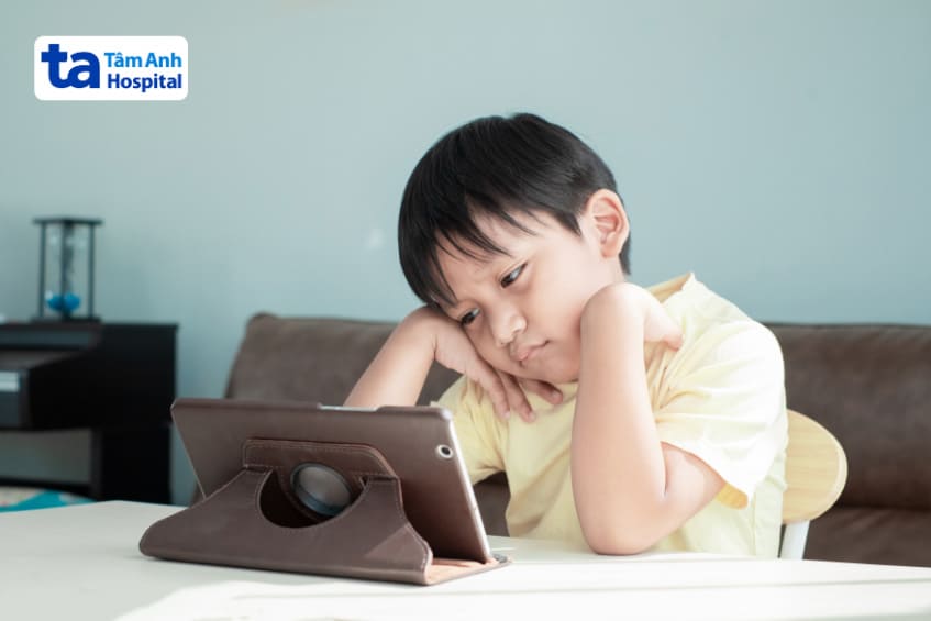 nên đưa trẻ đi khám nếu trẻ mệt mỏi