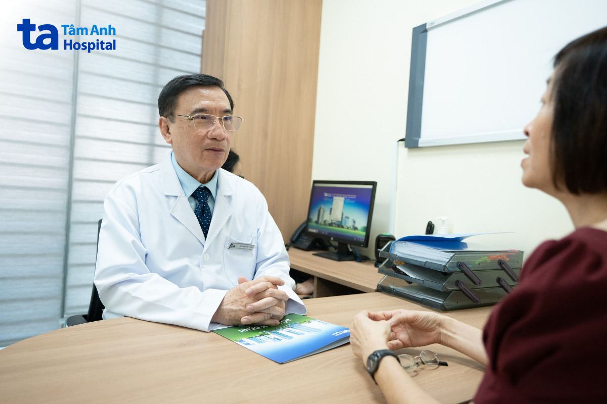 người bệnh được thăm khám trực tiếp cùng TTND.GS.TS.BS Võ Thành Nhân