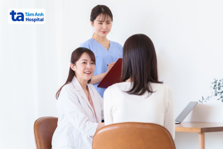 Người bệnh thăm khám với bác sĩ