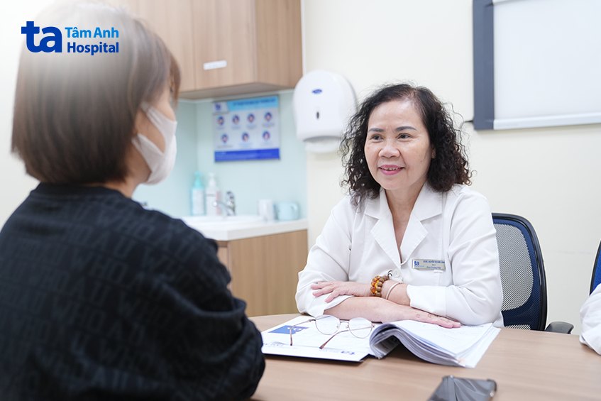 Bác sĩ thăm khám cho người bệnh bị đau nhức bên vai
