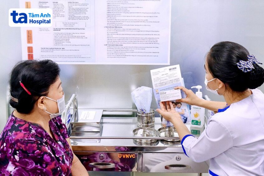 nhân viên vnvc tư vấn thông tin vắc xin phế cầu