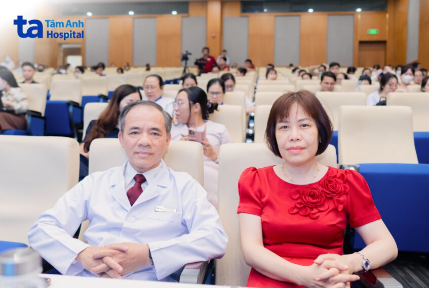 PGS Hiệp tại hội trường