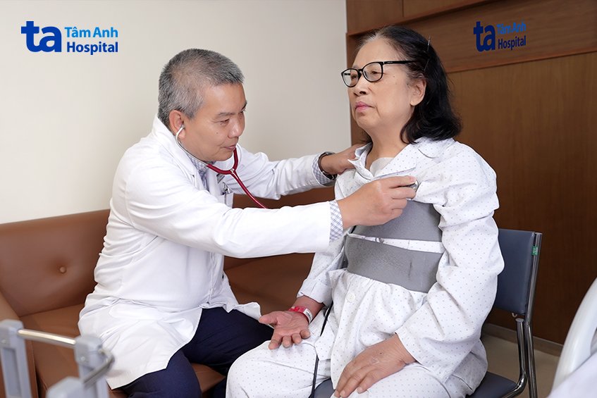 PGS Ước thăm khám cho bà Liễu sau phẫu thuật