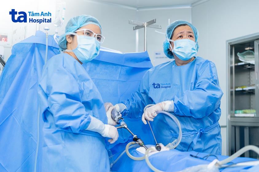 phẫu thuật nội soi cắt vòi trứng phải