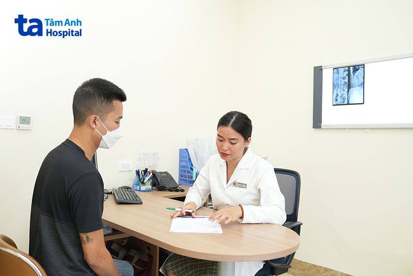 Bác sĩ thăm khám kiểm tra tình trạng đau