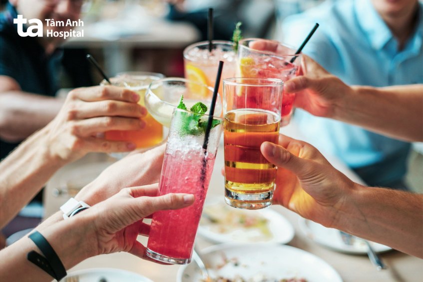 rượu bia cocktail cung cấp calo rỗng