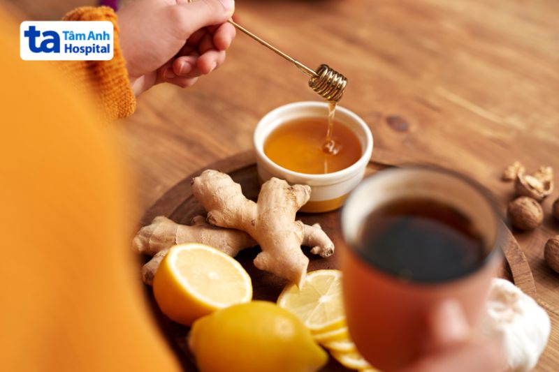 uống trà gừng mật ong làm dịu họng
