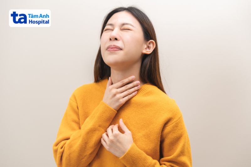 đau họng không phải là triệu chứng của sốt xuất huyết
