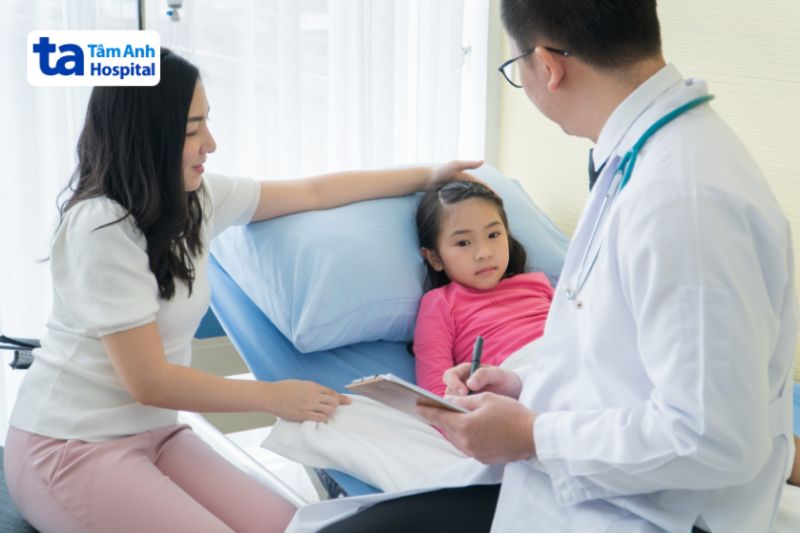 bác sĩ thăm khám trước khi truyền nước cho trẻ