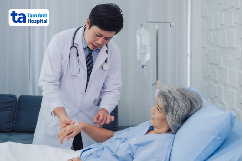 bác sĩ khám bệnh cho bệnh nhân