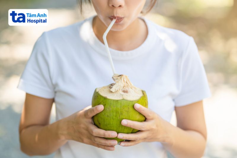 uống nước dừa để cải thiện bệnh