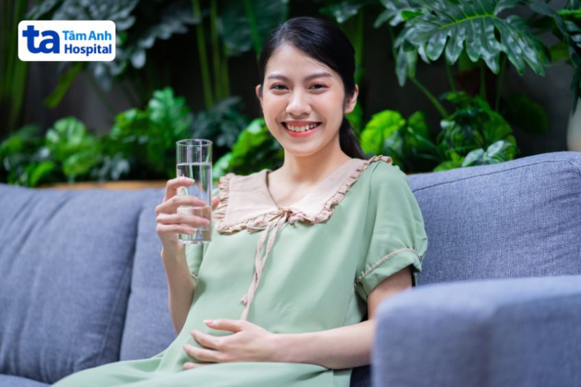 Thai phụ nên uống đủ nước để phòng ngừa tình trạng nước ối màu vàng trong thai kỳ