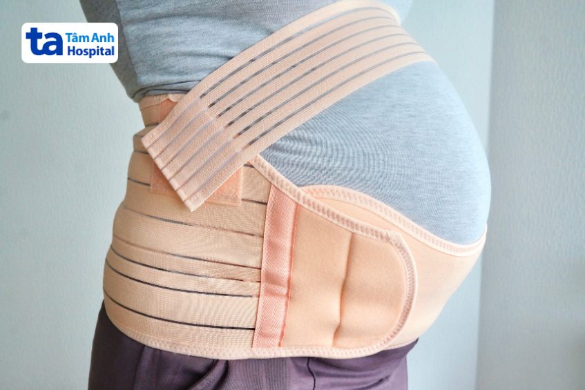 thai phụ sử dụng đai lưng hỗ trợ