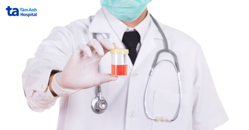 tiểu máu đại thể khiến nước tiểu màu hồng đỏ