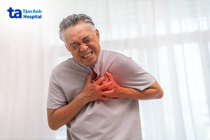 Triệu chứng thay đổi tùy lượng dịch và tốc độ tích tụ sau phẫu thuật