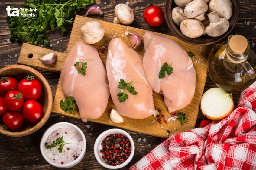 ức gà là thực phẩm phổ biến giàu protein ít calo