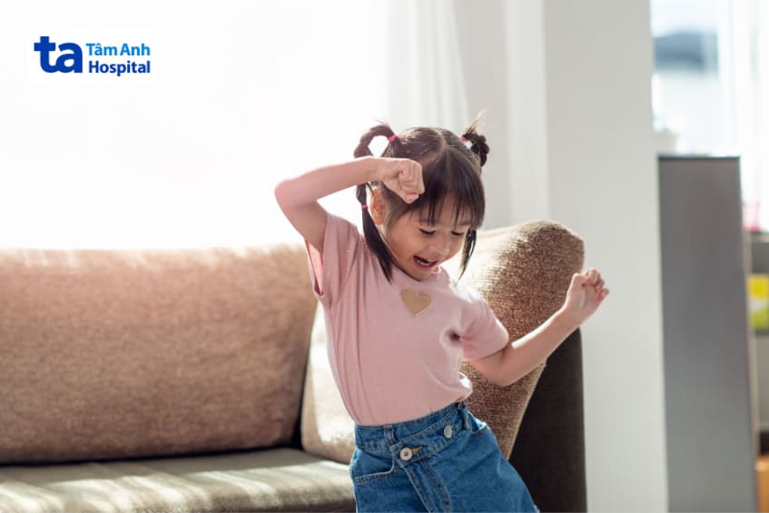 vận động thể chất sẽ giúp trẻ dễ ngủ hơn