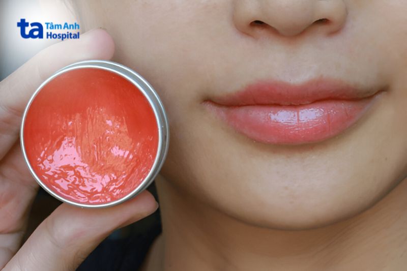 vaseline hỗ trợ môi bớt khô và giảm xỉn mảu