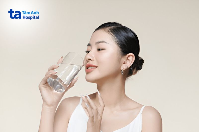 uống nước mỗi ngày giúp môi mềm và tươi sáng