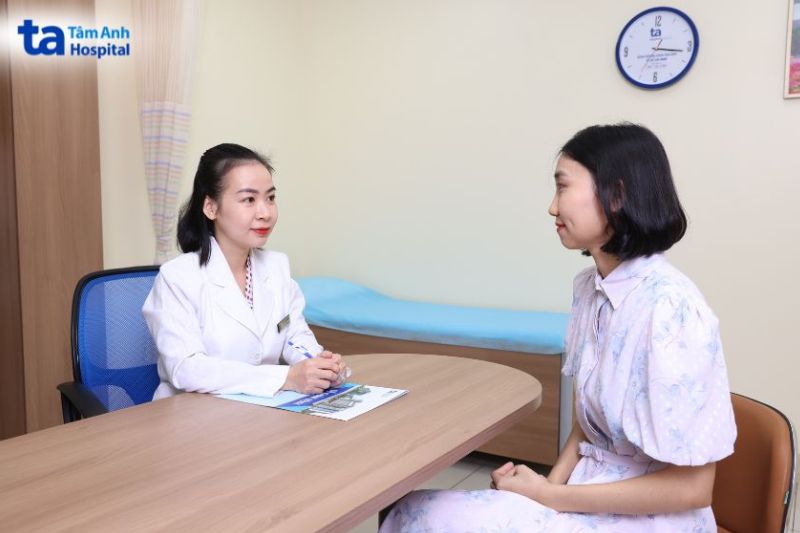 bác sĩ vy tư vấn da liễu cho khách hàng