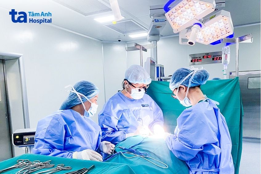 Bác sĩ Trông (giữa) phẫu thuật cắt tuyến giáp cho người bệnh.