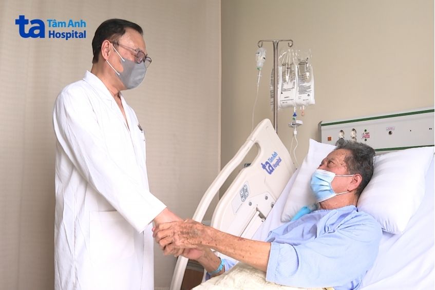 Ông Thinh cảm ơn PGS.TS Triệu Triều Dương cùng các bác sĩ, điều dưỡng vì đã giúp mình thoát khỏi đau đớn kéo dài.