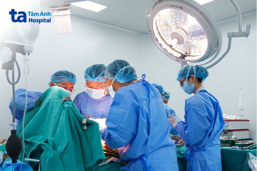 PGS.TS Triệu Triều Dương cùng êkíp phẫu thuật cho người bệnh.