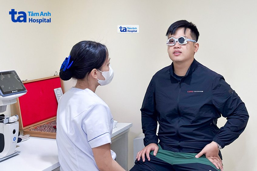 anh đức tái khám sau khi mổ cận