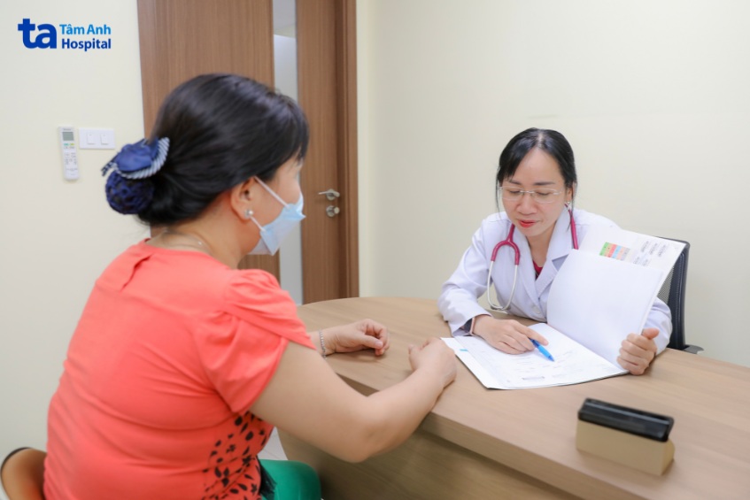 bác sĩ anh thư khám cho người bệnh