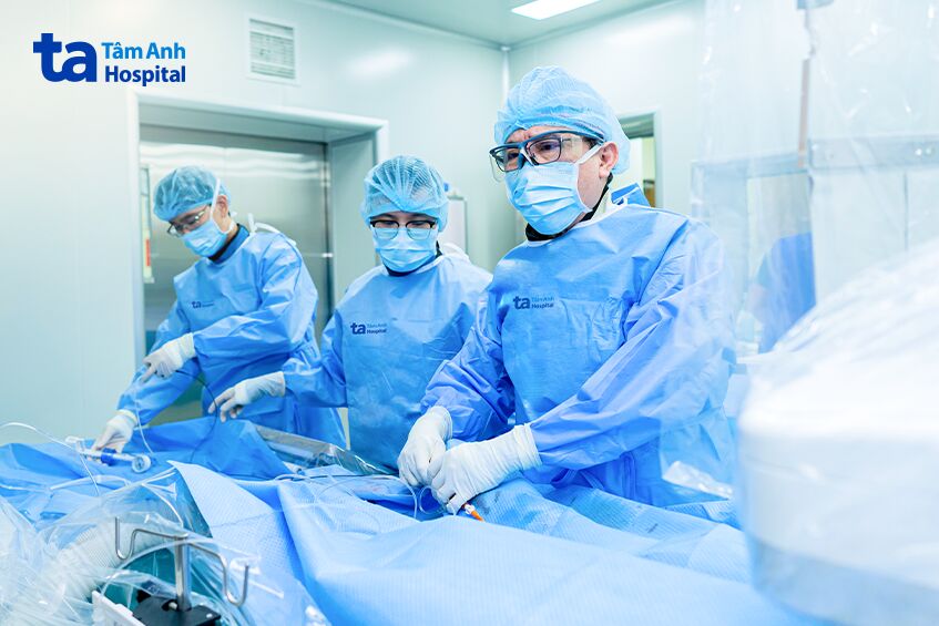 bác sĩ cấp cứu bệnh nhồi máu cơ tim